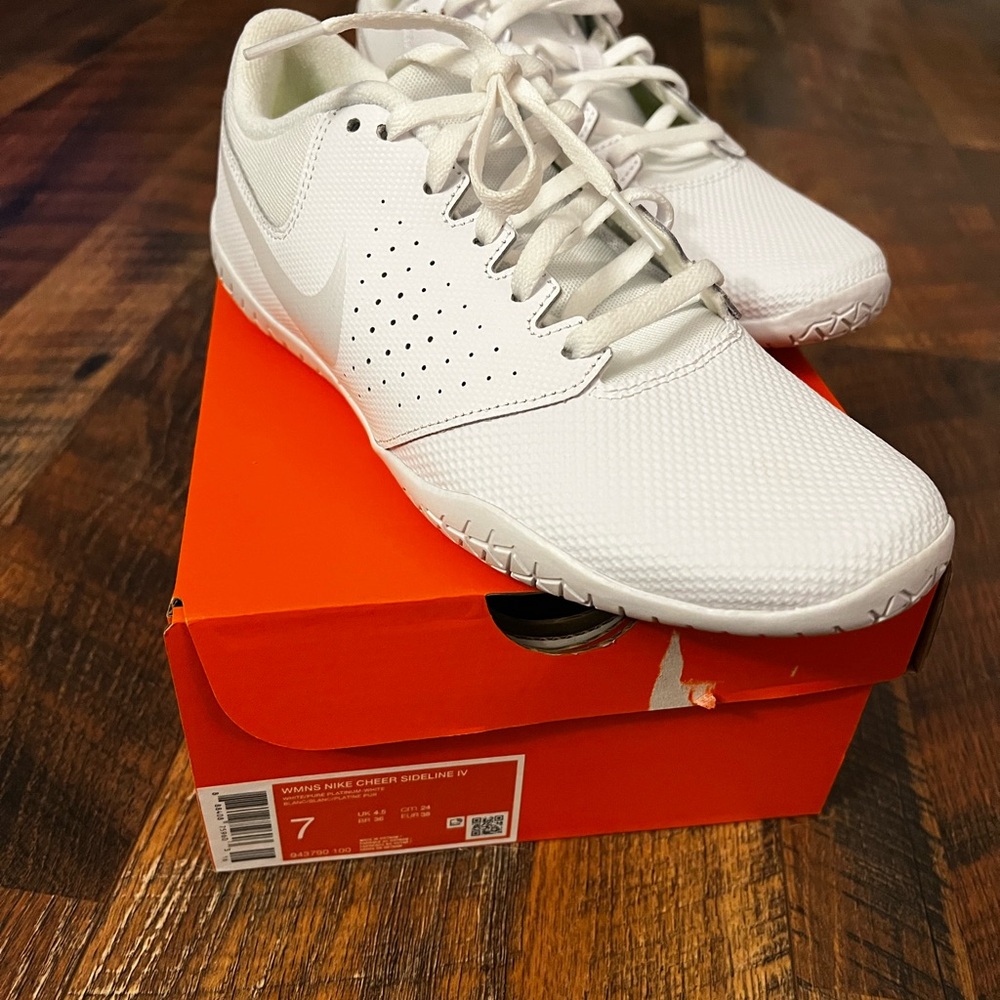 Women’s Nike Cheer Sideline Shoes White, sz 7